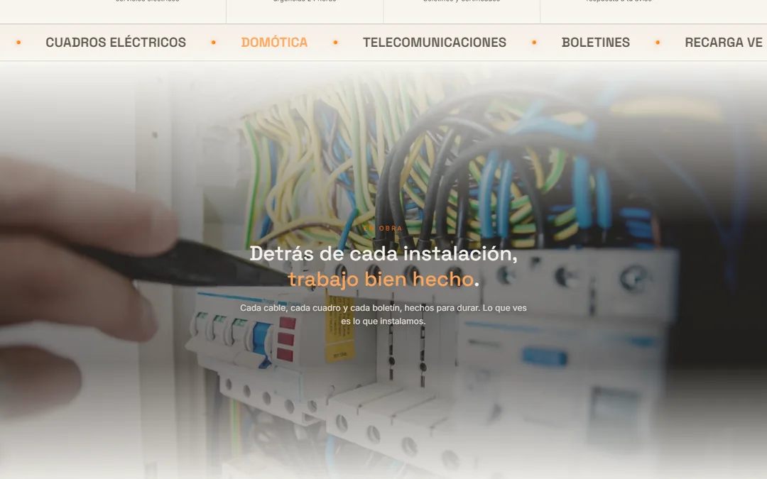 La misma web de Framar por dentro: foto real de cuadro eléctrico y marquesina de servicios